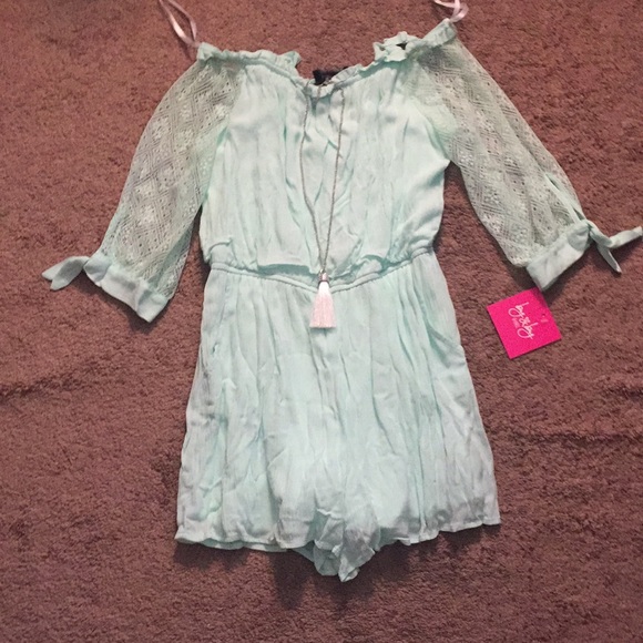 A mint green romper with necklace attached - Picture 1 of 2